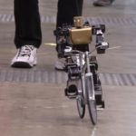 Видео: робот, который ездит на велосипеде совсем как человек