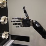 Управлять роботизированной рукой можно силой мысли
