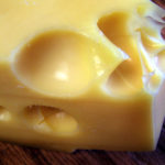 Раскрыт секрет дырок швейцарского сыра