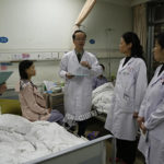 Китайский робот-хирург впервые пересадил матку от матери к дочери