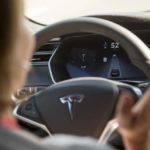 Новый автопилот Tesla советует «держать руки на руле»
