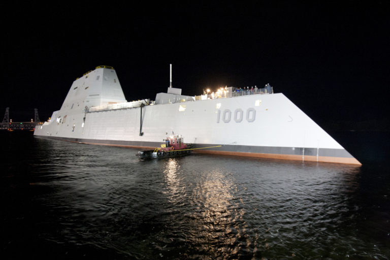 USS_Zumwalt_(DDG-1000)_at_night