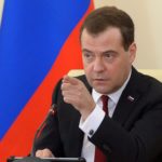 Желающим заблокировать Twitter и Facebook Медведев советует «включить мозги»