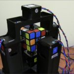 Робот, собирающий кубик Рубика за одну секунду