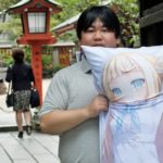 Японец создал говорящую аниме-подушку