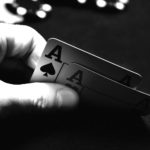 «Читать» соперника в покере нужно не по лицу, а по рукам
