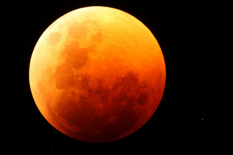 total-lunar-eclipse-june-2011-namibia-reserve-tucker-2