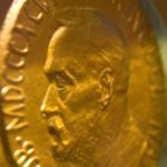 Нобелевская премия по экономике присуждена «за вклад в развитие теории контрактов»