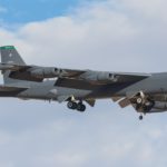 У американского бомбардировщика B-52 в полете отвалился двигатель