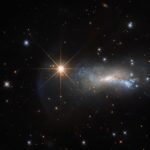 Появилось фото звезды, «затмившей» галактику