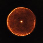 Телескоп ALMA получил снимок необычной звезды, похожей на глаз