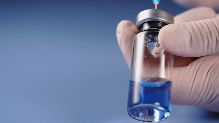 videoblocks-close-up-mixing-of-medicine-doctor-using-syringe-to-squirt-fluid-into-ampoule-of-blue-medicines_shj-yhmpx_thumbnail-full01_1