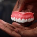 Новый 3D-печатный зубной протез самостоятельно дезинфицирует десны