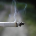 Курильщики выбирают менее полезную диету, чем некурящие