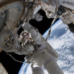 Российские космонавты исследовали отверстие в «Союзе-09»