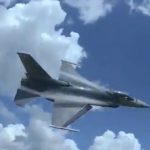 Видео: впечатляющий проход F-16 на предельно низкой высоте
