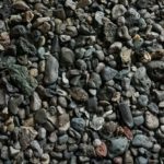 Новая форма пластикового загрязнения неотличима от камней