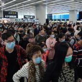 Пассажиры на железнодорожном вокзале в Гонконге, 23 января 2020 года / © AP Photo