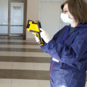 Сотрудница ереванского аэропорта готовится проверять прибывших пассажиров