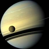 Титан на фоне Сатурна и колец