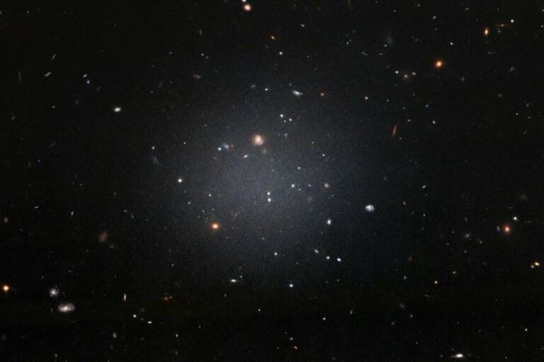 Ультрадиффузная галактика NGC 1052-DF2, снятая телескопом Hubble