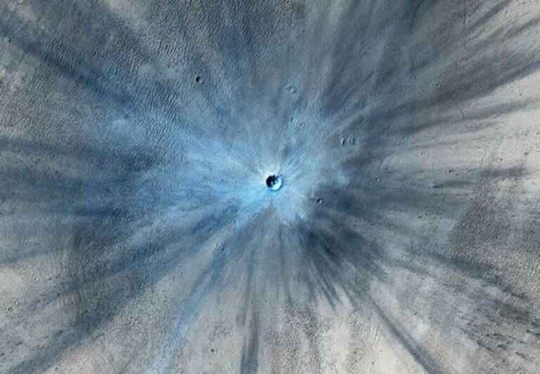 Свежий 30-метровый ударный кратер на Марсе
