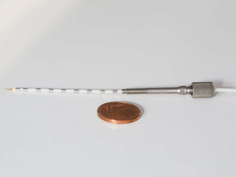 Электроды, имплантированные в височные доли испытуемых / © Кристиан Баркерт