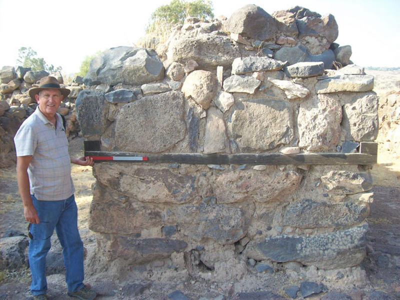 Джеффри Чэдвик в Вифсаиде показывает ширину крепостных стен города