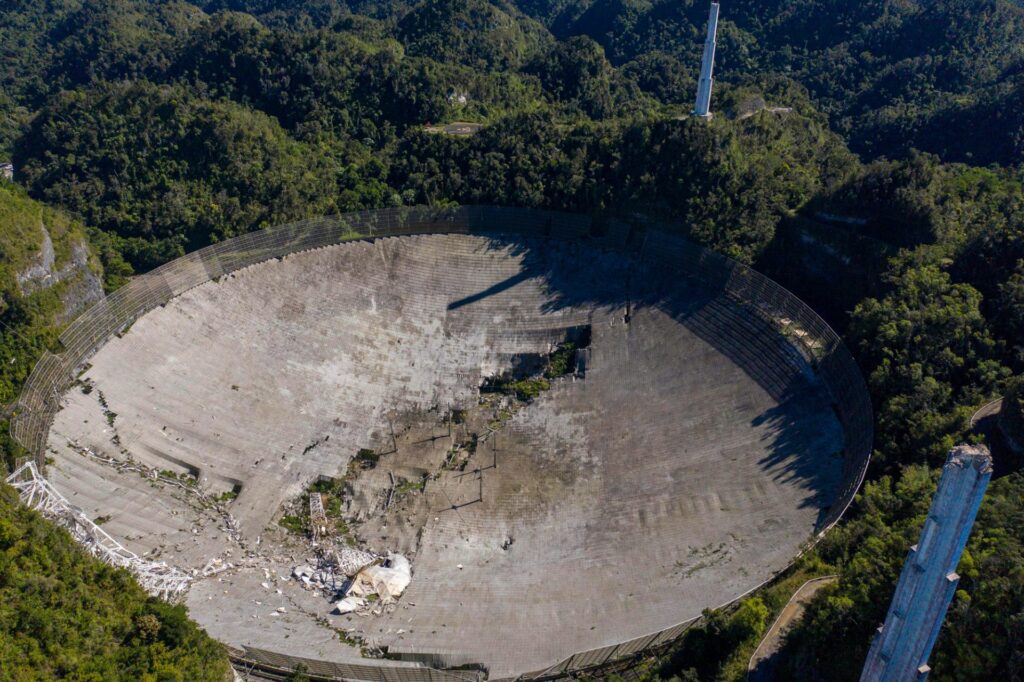 Результат падения подвесной платформы массой 820 тонн на главное зеркало радиотелескопа Аресибо