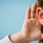 Эксперимент показал, что при восприятии эмоций дети полагаются на слух, а не на зрение