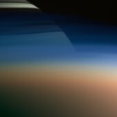 Сатурн за туманной атмосферой Титана: композитное изображение, составленное из снимков зонда Cassini