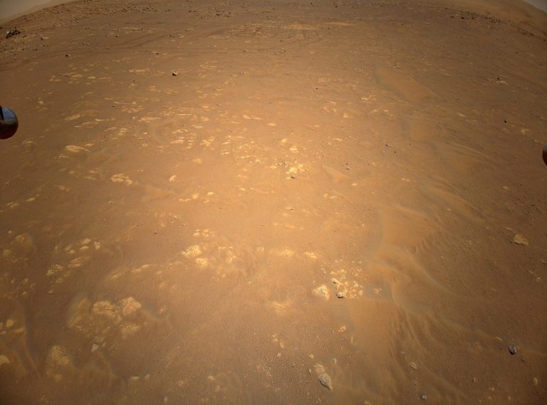 Марсоход Perseverance в левом верхнем углу / ©NASA