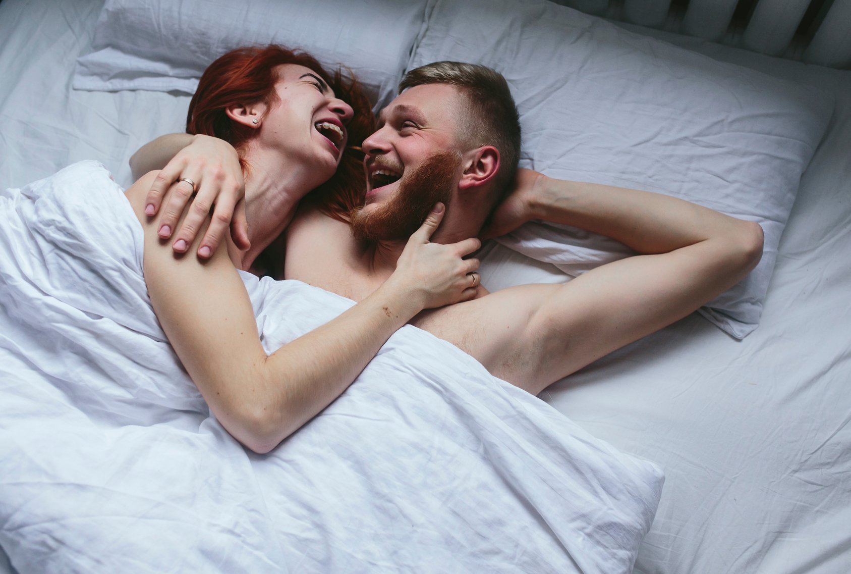 Молодая пара трахается на небольшой кровати