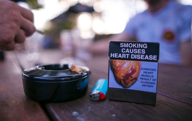 Предупредительная надпись и изображение о вреде курения