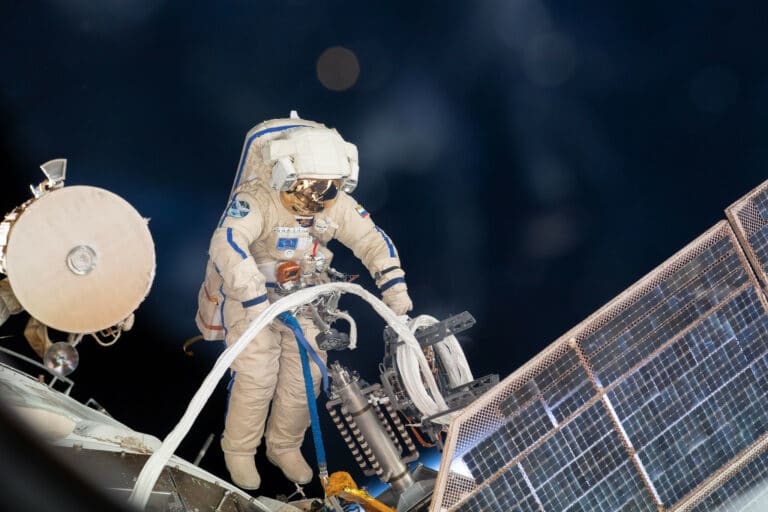 Выход члена экипажа МКС в открытый космос