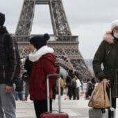 Туристы на улице в Париже