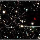 Красный объект в центре увеличенного фрагмент - галактика HD1