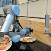 Робот-повар пробует омлет