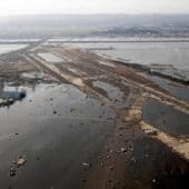 Последствия землетрясения и цунами в Японии в 2011 году: разрушенный и затопленный аэропорт Сендай