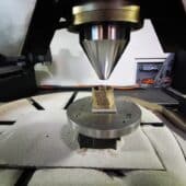 3D-принтер для лазерной наплавки металла, приспособленный учеными из Сколтеха к печати металлической пены