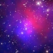 Композитное изображение одного из самых сложных столкновений скоплений галактик — скопления Пандоры, или Abell 2744. Синим отмечены области наибольшей концентрации массы — считается, что основную массу там составляет темная материя