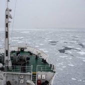 Научно-исследовательское судно «Академик Мстислав Келдыш» идет через льды Карского моря / © Николай Богатов