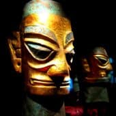 Бронзовая голова Саньсиндуй в маске из золотой фольги. / © Wikipedia Commons
