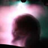 Фотография электрической вспышки над сухой моделью головы