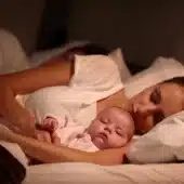 Спать в одной кровати с родителями опасно для младенцев