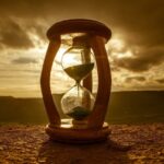 Будут ли на других планетах песочные часы «идти» медленнее или быстрее? Как рассчитать изменение времени их работы и можно ли этот принцип использовать для измерения силы тяготения?