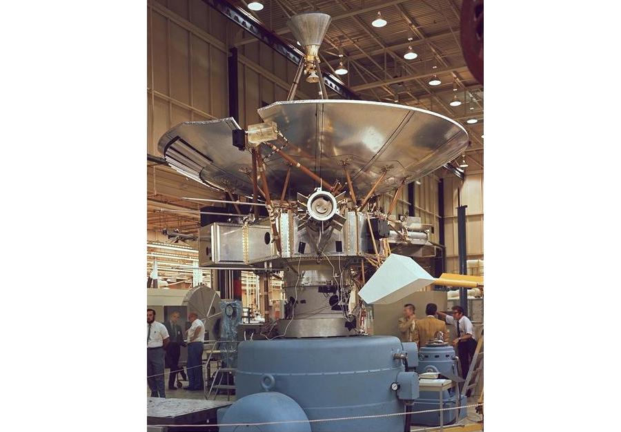 Зонд «Пионер-10» в процессе сборки / ©wikipedia.org