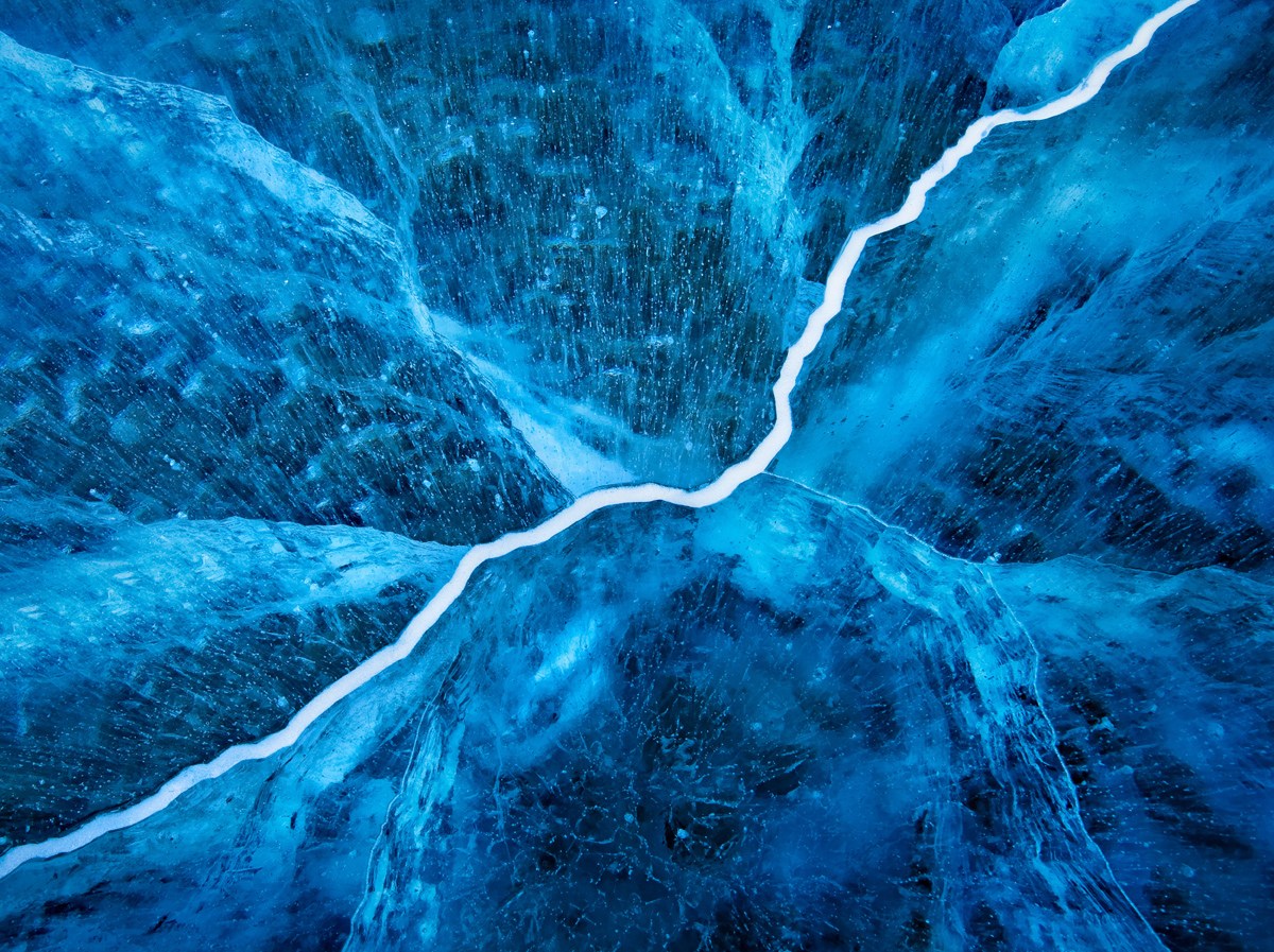 Трещины воды. Лед вид сверху. Голубой лед. Ледяной синий. Лед Байкала вид сверху.
