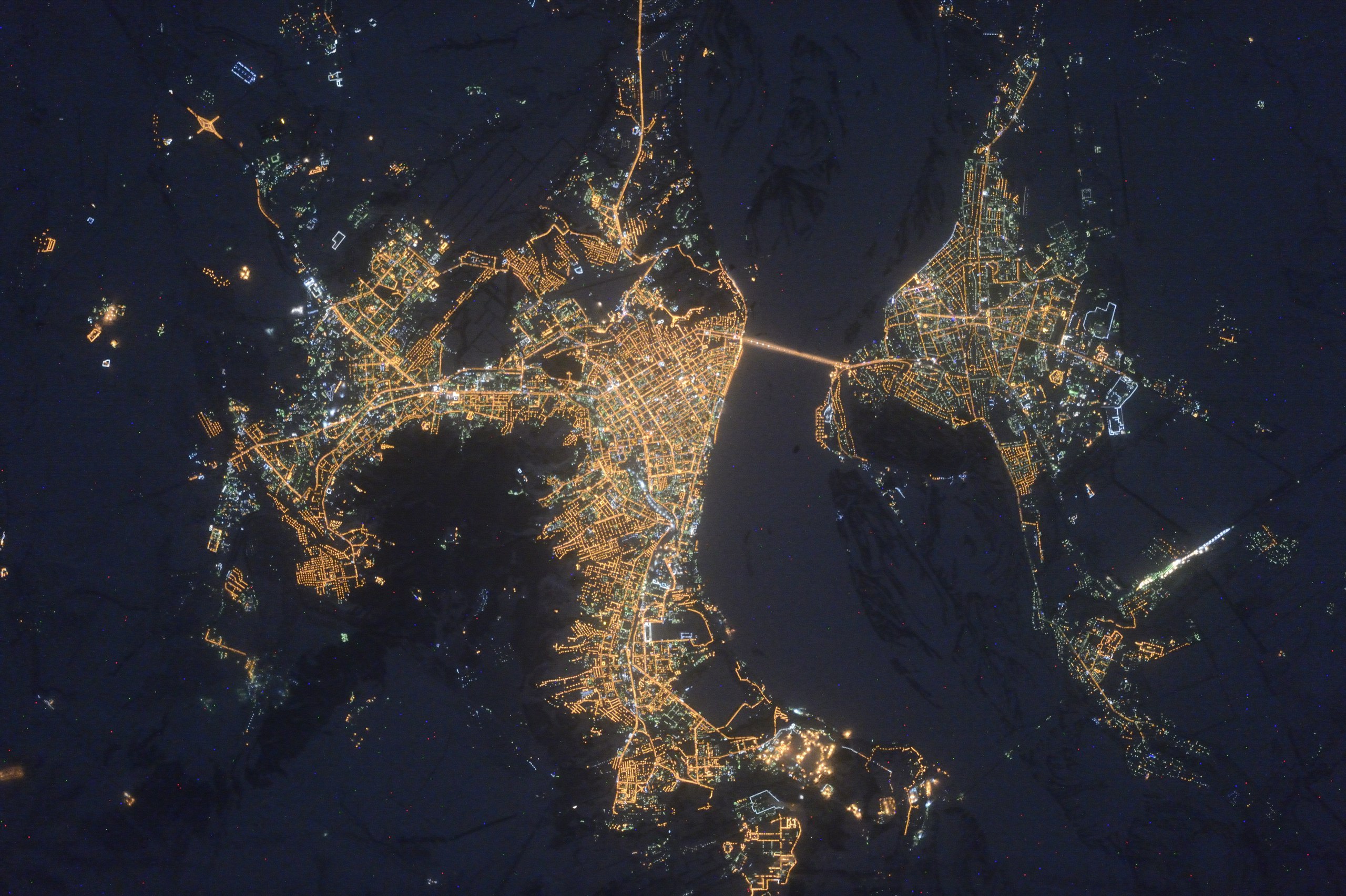 Обои реальном времени. Ночной Саратов снимок из космоса. Дельта Волги из космоса. Саратов и Энгельс из космоса. Города из космоса.
