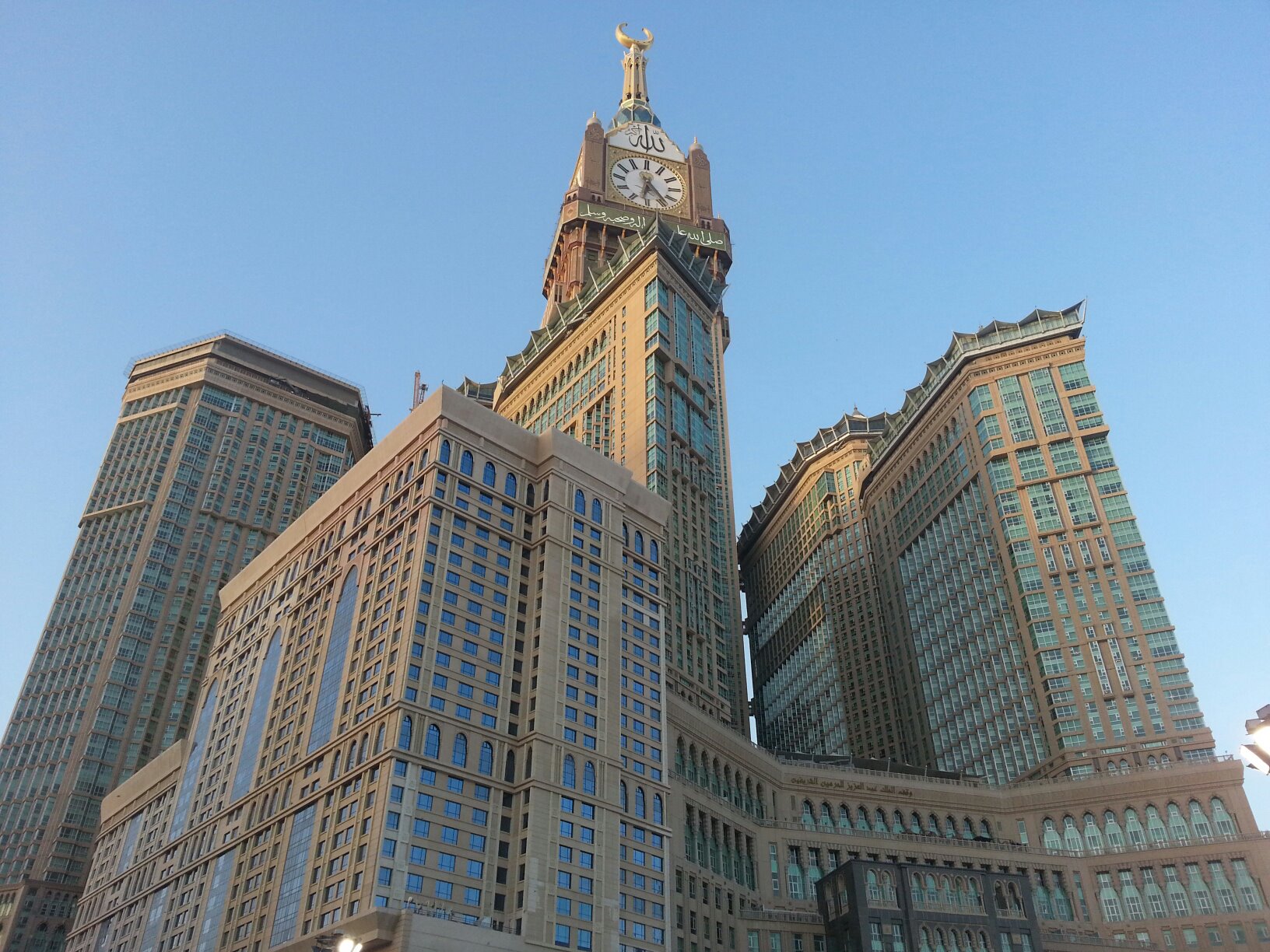 Башня в мекке. Башня Абрадж Аль-Бейт. Часовая башня Абрадж Аль-Бейт. Королевская башня Абрадж Аль Бейт. Часовой башне Абрадж Аль-Бейт в Мекке.